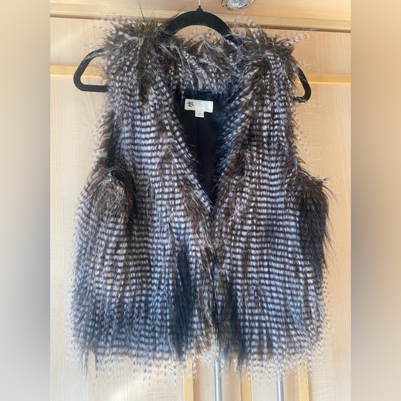 Faux Fur Feathered Vest • Iconic The Bay Branding • Size S/P • Cozy Chic - Picture 1 of 7